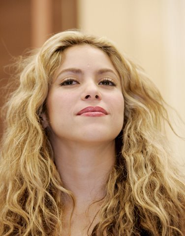 Shakira looking rega smalll-thumb-425x542 - Shakira