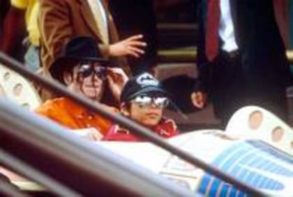 LNAFUZDYPWJIKOMJCJV - michael jackson