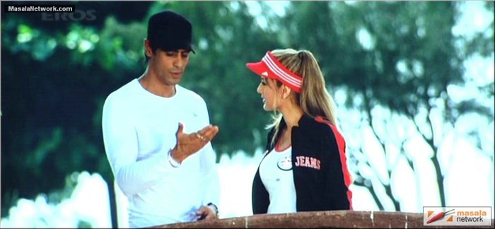 Ea il intreaba de unde o cunoaste iar el i spune ca ea ia dat lui un autograf.