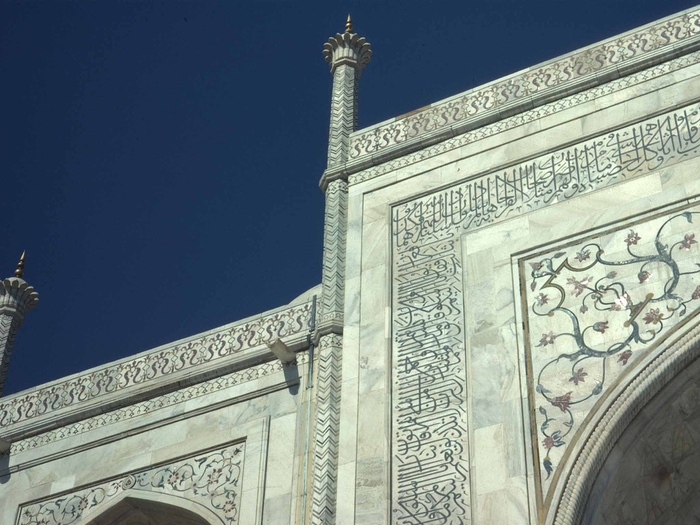 Taj Mahal in Agra - India (calligraphy) - Islamic Architecture Around the World