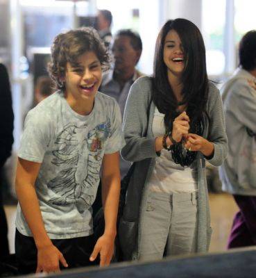 )))))=)) - selle At LAX Airport