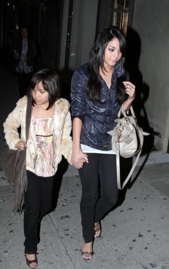 vanessa-hudgens-hollywood-1121-15 - vanessa si sora ei