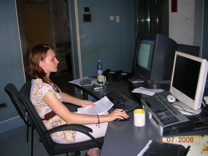 Cristina pregatita pentru telefoane si SMSuri - AL in prima emisiune Radio