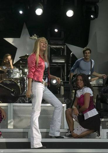 miley-cyrus_com-disneychannelgames2007-concert-apr27-b001 - miley la concerte