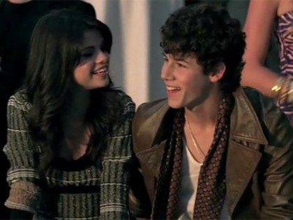 Selena_Gomez_Nick_Jonas_sitting_together_400x300_090708 - oooooooooo aici va arat ce mult ami place selena oooooooooooooooooo