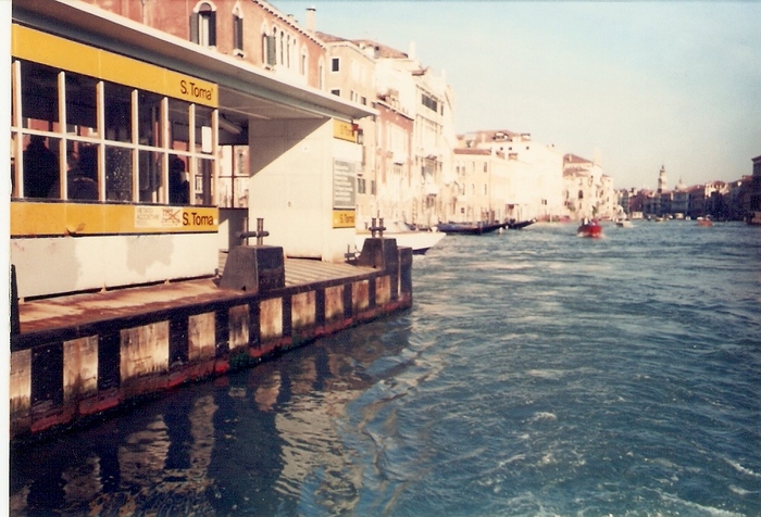scan0036; Pe canalele din Venetia

