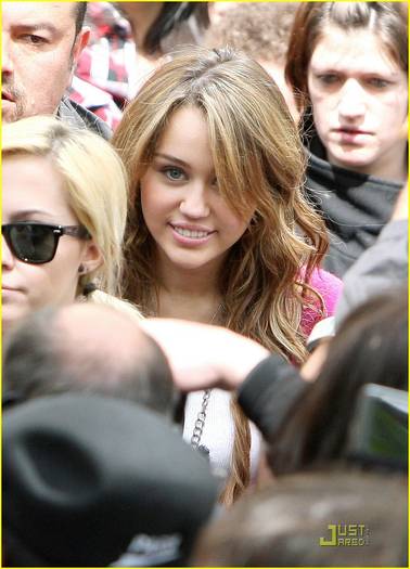 miley-cyrus-champs-elysses-20