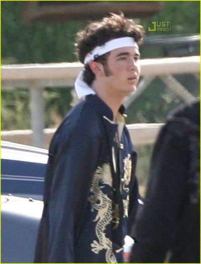 normal_jonas-brothers-kung-fu-grip-music-video-06