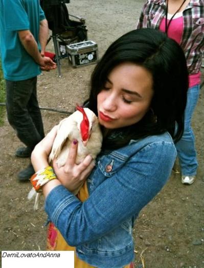 2 - Demi Lovato - Cu o gaina in mana