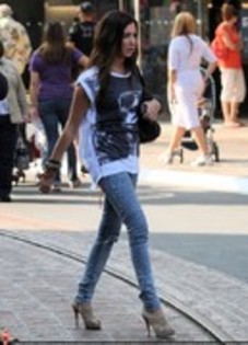 ZLYDTDZUZZDIZIJCJPV - ASHLEY SHOPPING FOR CELL PHONE ACCESORIES IN HOLLYWOOD AUGUST