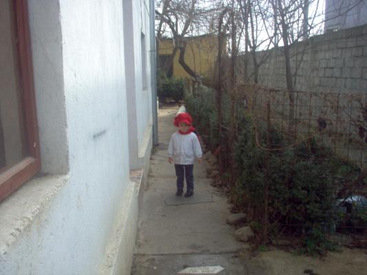 Claudia pe langa casa feb 2007 - fetele