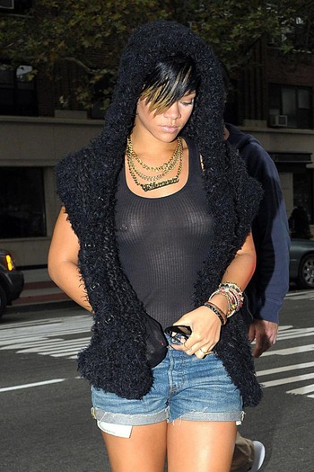 gallery_enlarged-0917_rihanna_nipple_01