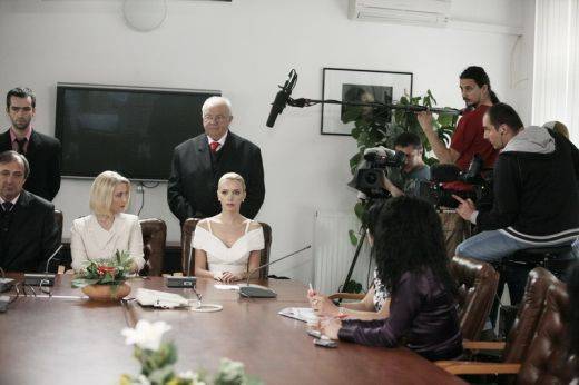 in-episodul-de-vineri-5-iunie-regina-cunoaste-familia-regala_8 - Regina