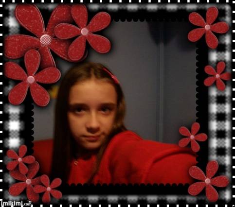 eu incadrata cu flori rosii - Poze modificate cu mine