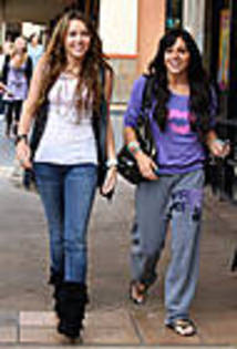 miley-cyrus_COM-tolucalake2009may30-mandyjiroux041