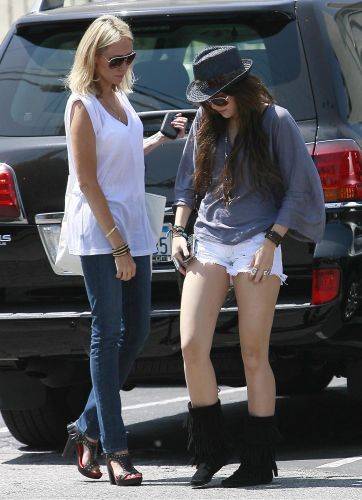 normal_04034_Miley_Cyrus_out_for_lunch_at_Mo30s_Restaurant_in_Toluca_Lake_-_August_87_2009_001_122_4 - Miley CYrus and Tish at restaurant