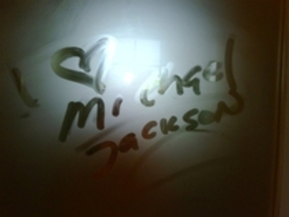 miley - Ce a scris Miley pe cabina de dus