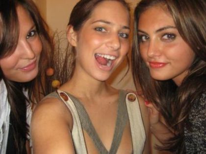 Phoebe-cariba-heine-and-phoebe-tonkin-8672996-400-300 - h2o adauga apa in realitate