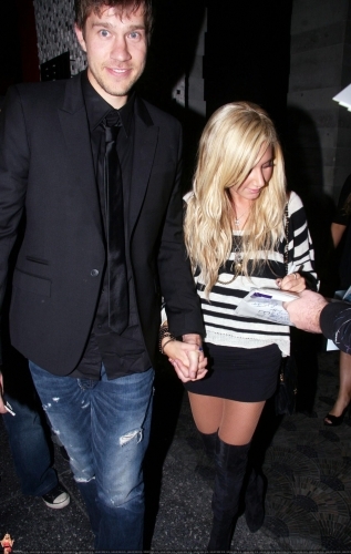 2h6vkfk - Ashley Tisdale Celebrates Vanessa Hudgens