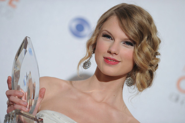 People+Choice+Awards+2010+Press+Room+HWEGMEcB5NYl - Taylor Swift
