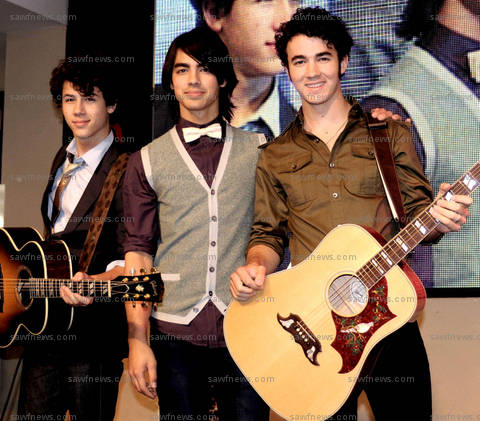 Nick_Joe_Kevin_JonasHMV27June2008F[1] - JonasBrothers