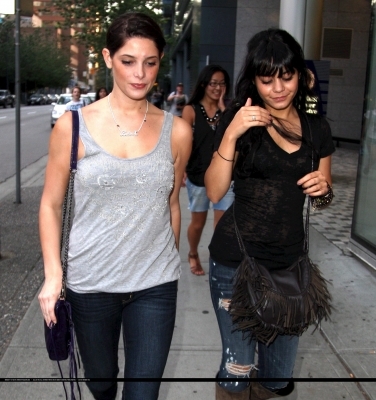 normal_009 - Vanessa Hudgens and Ashley Green Smiling Sweeties