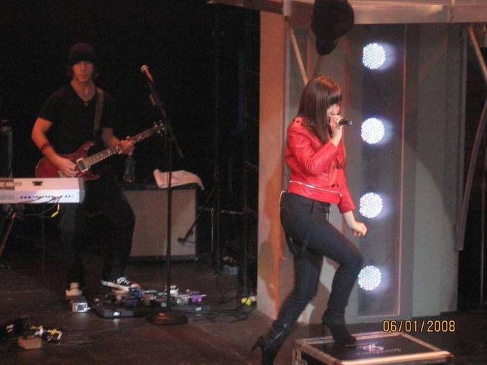 demilovato_net-hersheyparkconcert-0009 - demi lovato