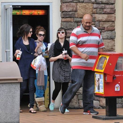 demilovato_net-gettingmcdonalds-0006 - demi lovato