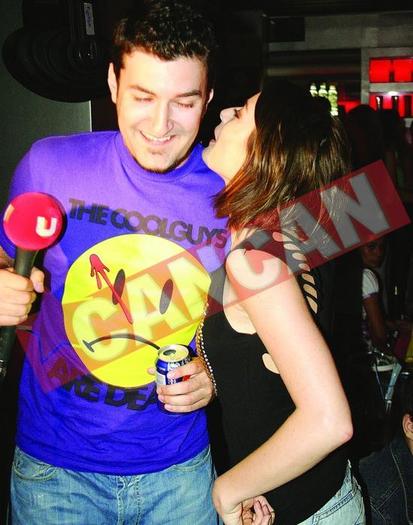 big_smiley%20laura%20poza%20medalion - Laura Cosoi