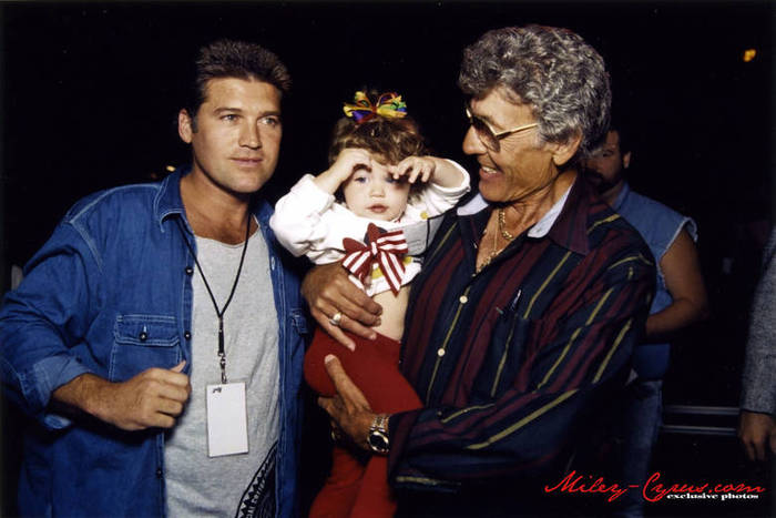 miley-cyrus_dot_com-babyandyounger-exclusivepics-014