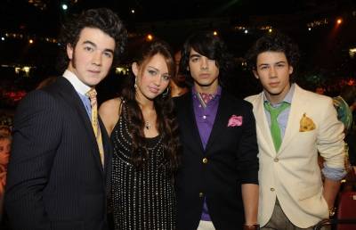 89743_miley-cyrus-with-the-jonas-brothers