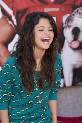 selena_gomez_laughing-11860