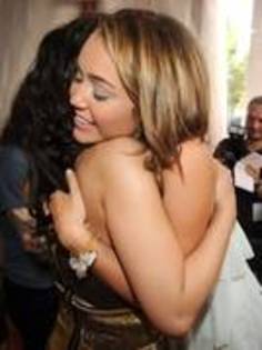 LDLHSIGMTQEFFSNIJKO - miley and demi