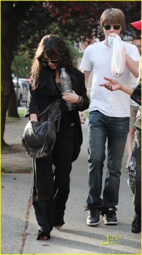 1engig - Vanessa Hudgens Sterling Knight Vancouver Mates