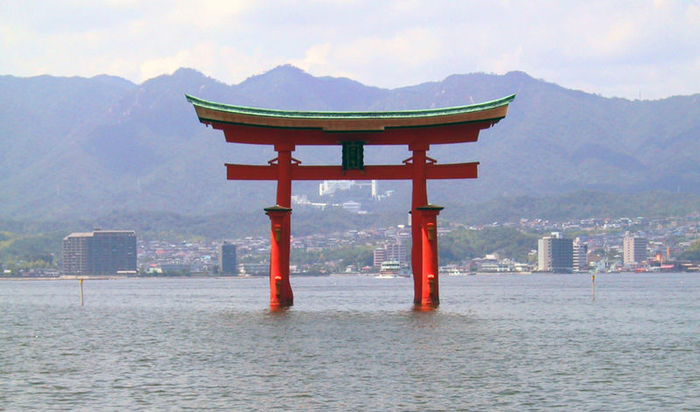 800px-Itsukushima_torii - Japonia