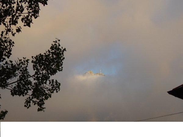 Monumentul Eroilor de pe Caraiman, surprins printre nori - Maria Sa MUNTELE
