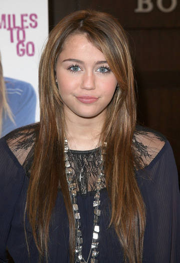 Miley+Cyrus+Miles+Go+Book+Signing+iKIYA8fYNM_l - miley cyrus
