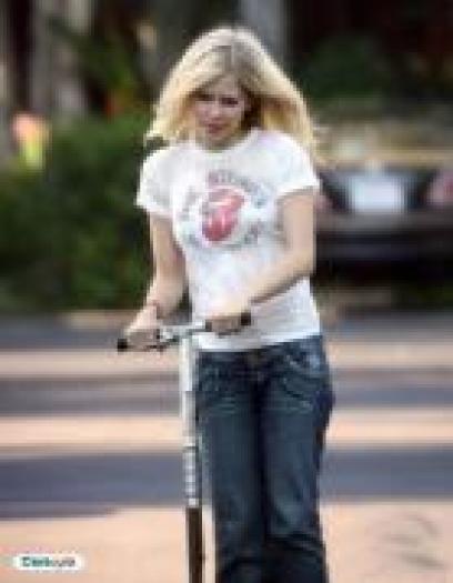 SWCFDUGPFRTWHEHKPVI - alte poze cu avril lavigne