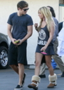 thumb_017 - ASHLEY TISDALE SI ZAC EFRON 3 NOIEMBRIE 2009