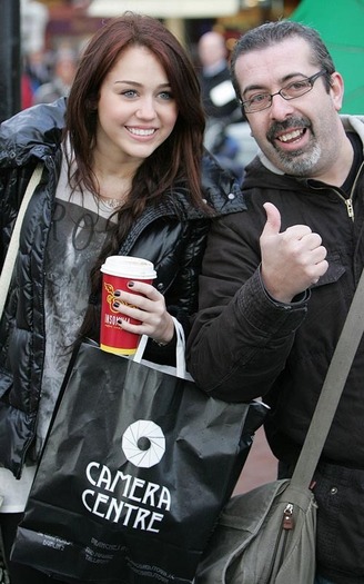 Miley-shopping-in-Dublin-Ireland-December-17-miley-cyrus-9459586-500-800