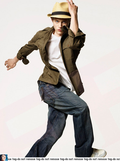 GRLXBLZPTWFHWWFLUQV - Lucas Grabeel