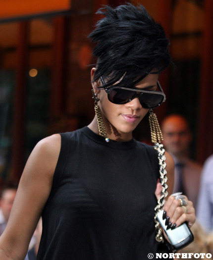 rihanna-tunsoare-noua1[1] - Rihanna face furori cu noua ei tunsoare