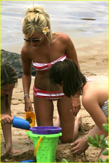 ashley-tisdale-hawaii-06 - 00- ashley tisdale beach