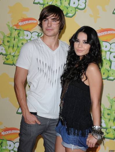 LDHCWYMIJYMXOUIJVQH - zac si vanessa la nicke loadeos kidoc hoice awards 2009