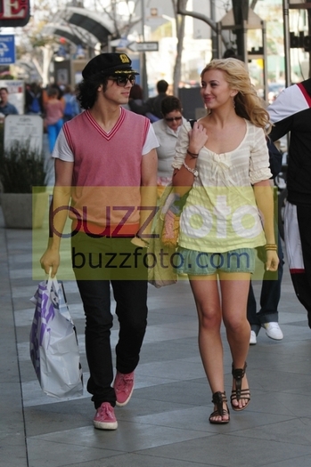 080330SAM_JoeJonas_34-792px - Chelsea Staub