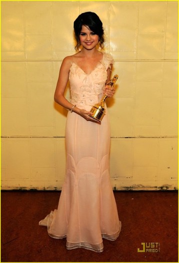 23m69g1 - Selena Gomez Wins ALMA Award