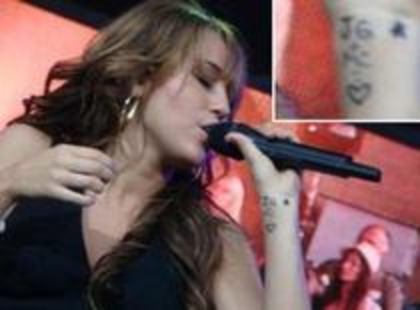 ZKENQCQBBAKDKMXHJYY - Miley are un tatoo ma refer la a doua poza