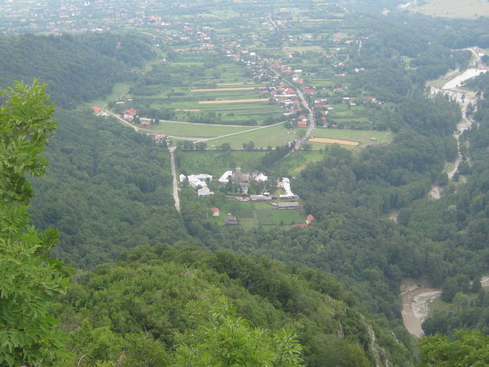 PUNCT ROSU, CHEILE OLTETULUI 18.07.2009; IN CENTRUL POZEI, MANASTIREA POLOVRAGI
