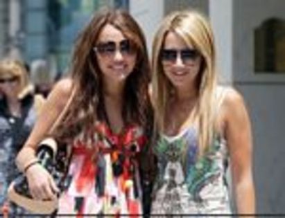 sm-1 - MILEY CYRUS AND ASHLEY TISDALE  shopping