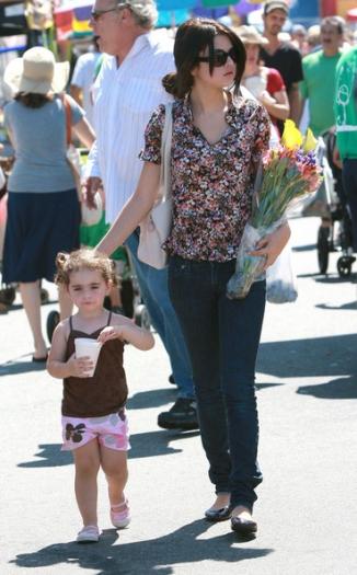 Selena Gomez Family Out Farmers Market afKF6BHmwOVl